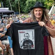 Základy akce položil Martin Věchet (na fotografii) v říjnu 1984, kdy se ve Starých Bukách u Trutnova měl uskutečnit menší nezávislý festival.