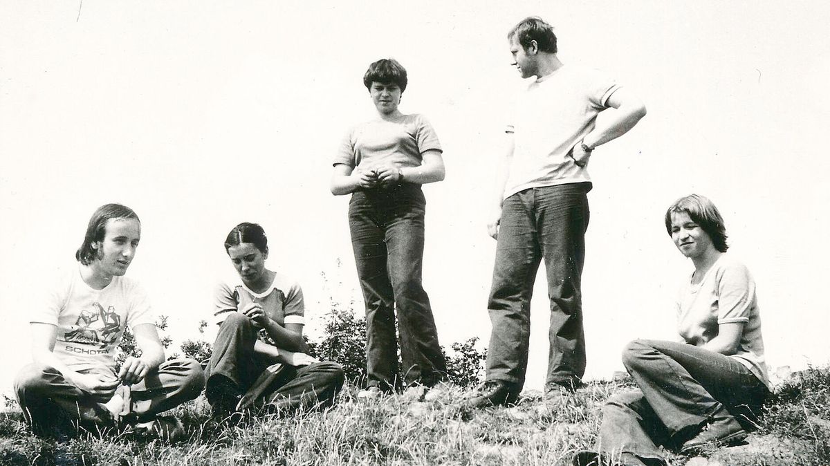 Příběh tajných táborů v přírodě. Děti se učily, co mají říkat u výslechu