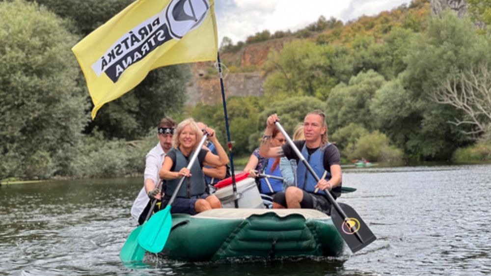 Pádlo do ruky a přednáška o konopí. Bartoš vyrazil lovit voliče na vodu