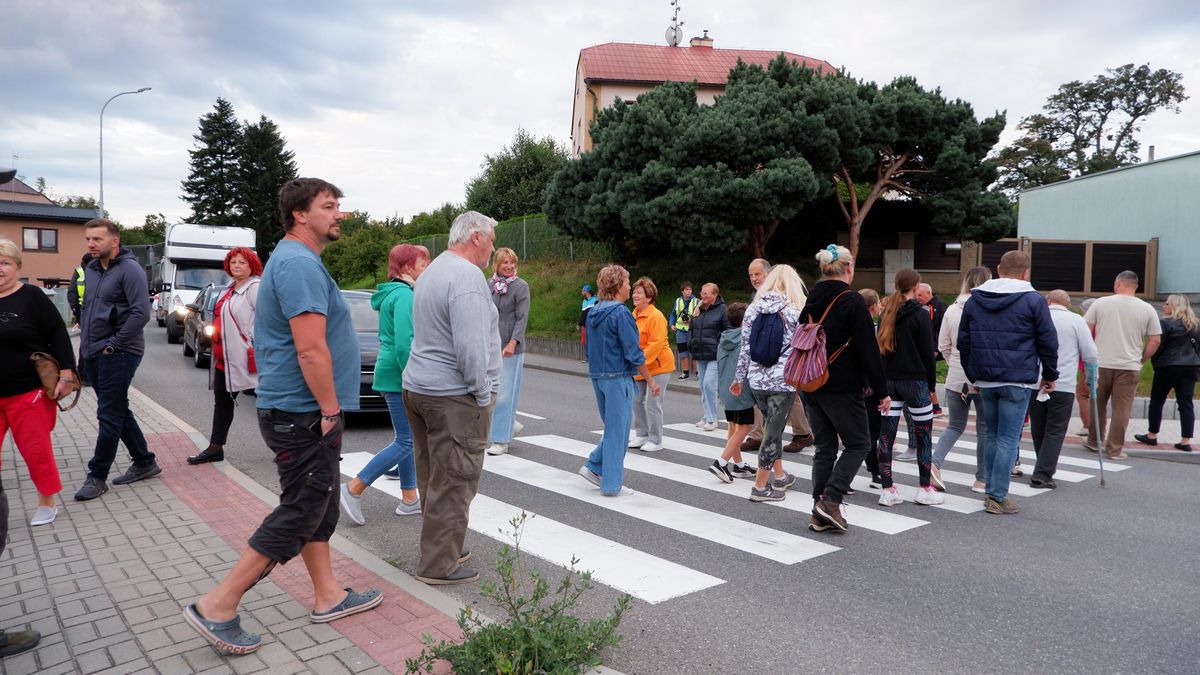 Lidé blokovali silnici, po přechodu chodili tam a zpět. Žádali otevření dálnice