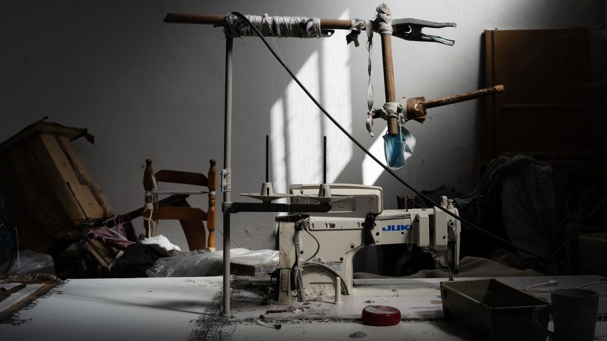 Fotky: „Made in Italy.“ Čínské gangy vedou v Pratu válku o ramínka