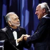 Právě Coppola (vlevo) na zahájení předal Herzogovi Zlatého lva.