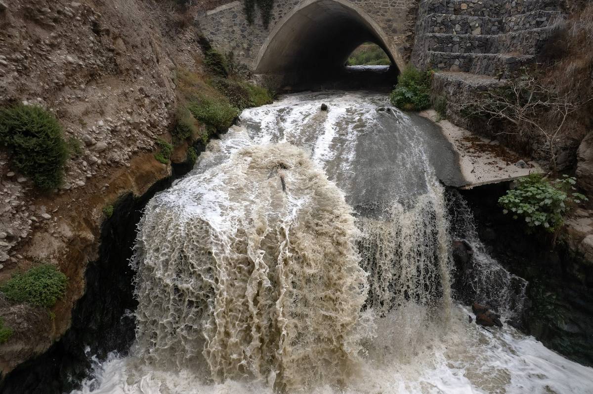 Navzdory práci čistírny odpadních vod nevidí obyvatelé mexické Tijuany žádný rozdíl v kvalitě vody stejnojmenné řeky. „Nic se nezměnilo. Zápach je intenzivní,“ říká jeden z místních Marino Castro. „Voda je hnědá a zakalená.“ (Řeka s vyčištěnými odpadními vodami, která teče do Tichého oceánu poblíž Real Del Mar v mexickém státě Baja California v Mexiku, 12. srpna.)