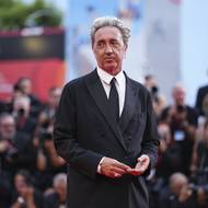 Na snímku z červeného koberce je režisér zahajovacího filmu Paolo Sorrentino.