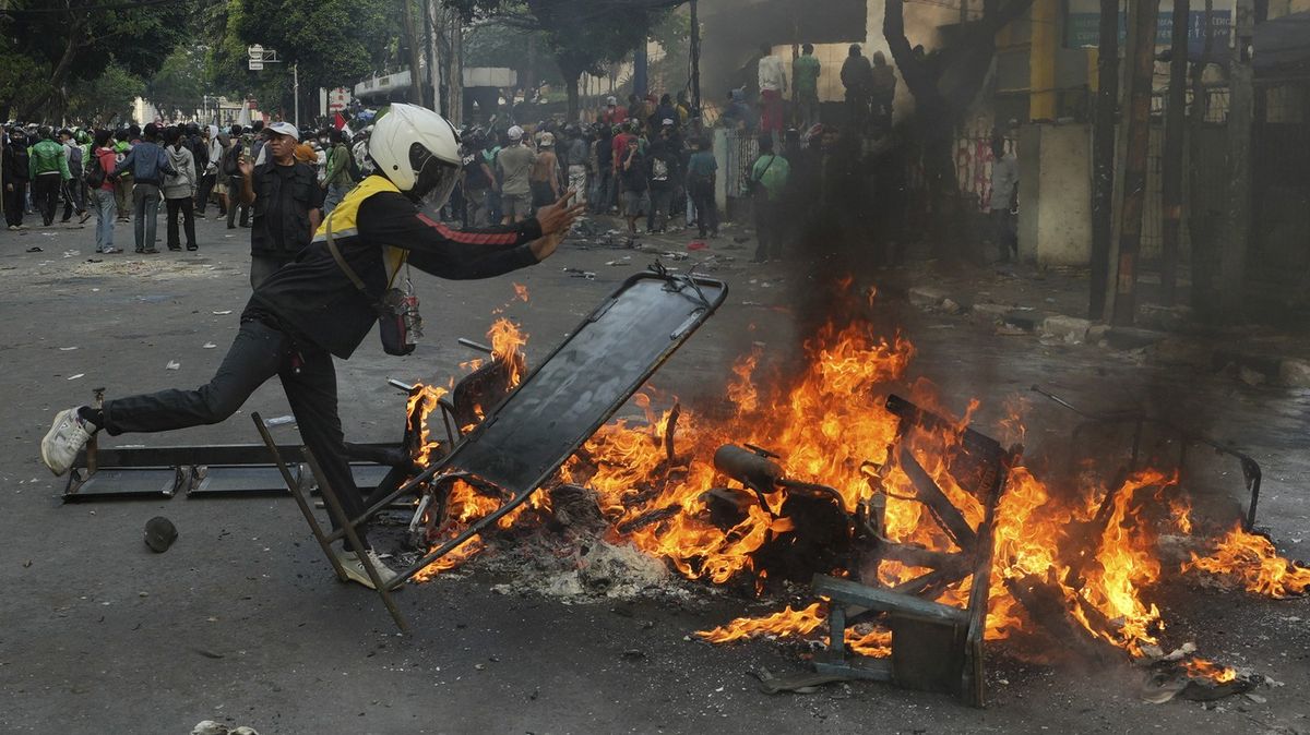 Demonstranti v Indonésii zapálili radnici, uvnitř uhořely tři ženy