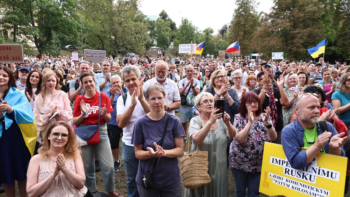 „Jdi domů, Ivane!“ vzkázali lidé Rusům na Ukrajině při připomínce srpnové invaze