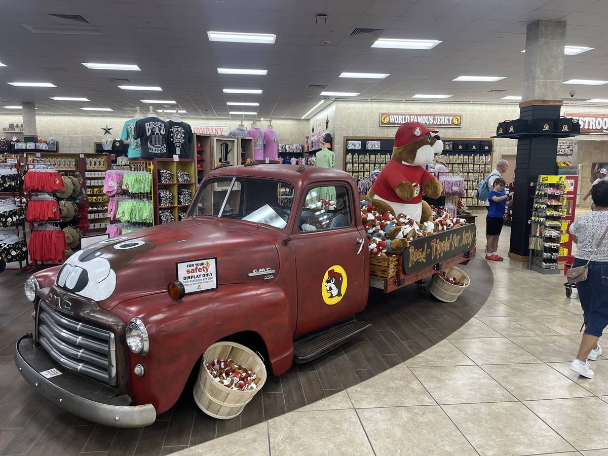 Uvnitř prodejny v Lulingu stojí nákladní auto naložené plyšovými bobry.
