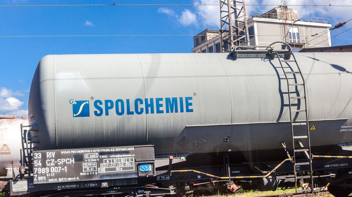 Byznys v ohrožení: Česká chemie hraje Ligu mistrů ve dvacetikilových vestách