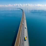 Most přes Velký Belt spojuje největší dánské ostrovy Sjælland a Fyn. Most je dlouhý celkem 18 kilometrů, vedle čtyřproudé dálnice nese i dvoukolejnou trať a v provozu je od roku 1998.