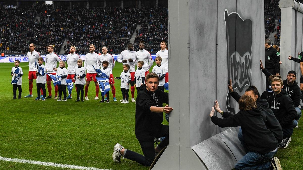 Berlínská zeď rozdělila i sport. Fanoušci museli za Herthou do Prahy