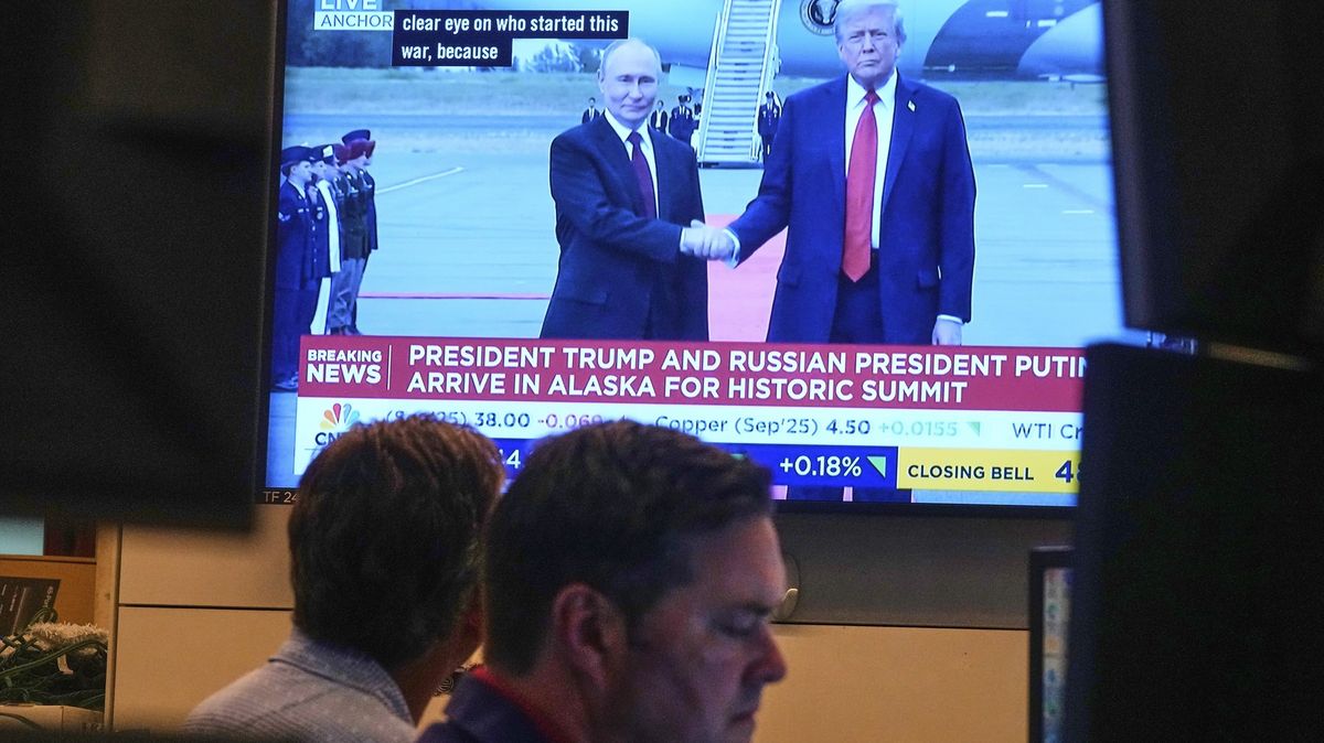 Americké akcie uzavřely smíšeně, investoři sledují setkání Trumpa s Putinem