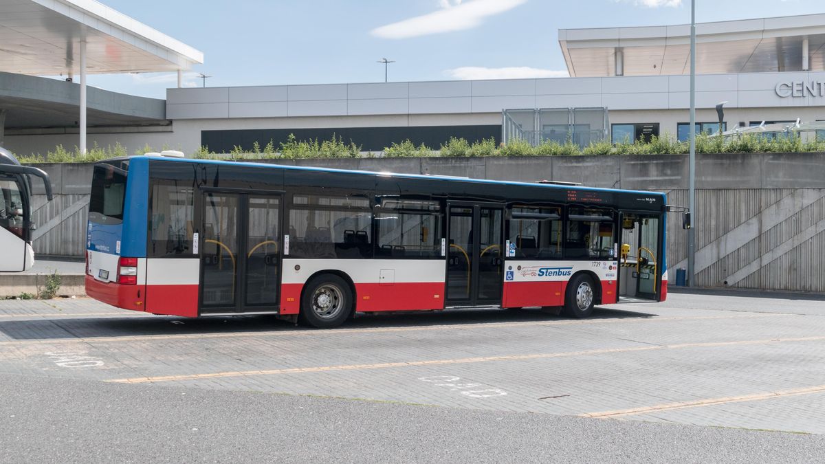 Víc než stovka autobusových linek nově otevírá k nastupování všechny dveře