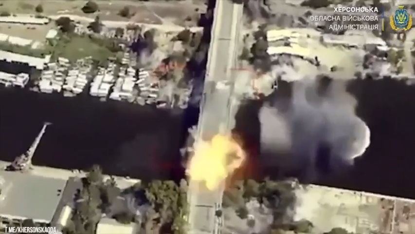 Video: Rusové útočí na klíčový most. Spekuluje se o nové operaci na Dněpru