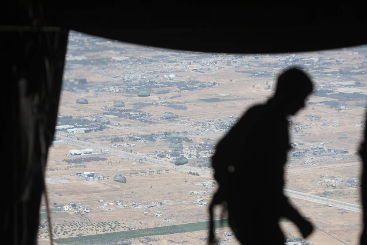 Jordánsko a Spojené arabské emiráty z letadel shazují do Pásma Gazy humanitární pomoci.