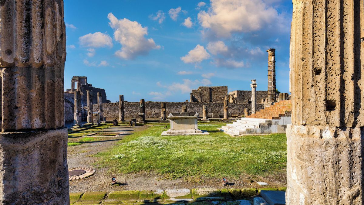 Archeologové v Pompejích odhalili částečně zrekonstruovanou stropní fresku