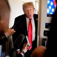 Televizi Fox News na palubě řekl, že pokud se schůzka s ruským prezidentem Vladimirem Putinem nebude vyvíjet dobře, rychle z ní odejde. Rovněž podle médií uvedl, že na rusko-americkém summitu o možnostech ukončení války na Ukrajině jde o hodně. 