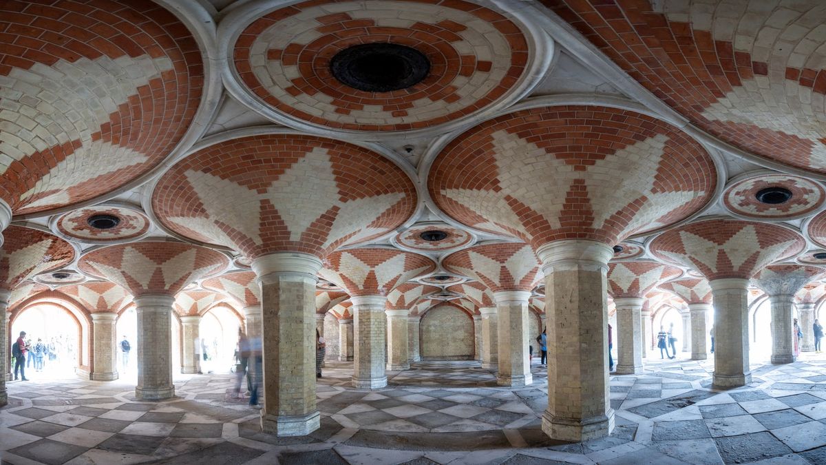 Podchod pod silnicí, co vypadá jako chrám. „Viktoriánské metro“ slaví 160 let