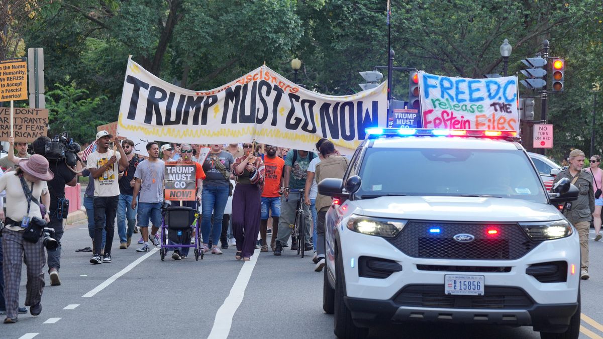 Fotky: Trump vytáhl proti zločinu ve Washingtonu, město protestuje