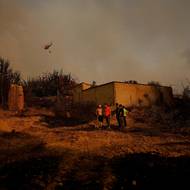 „Již několik domů shořelo, nevíme, co máme dělat. Jsme zcela bezbranní a opuštění,“ řekla Reuters 70letá obyvatelka Congosty Evangelina Peral Delgado. Španělsko čelí od neděle 3. srpna vlně veder, která by měla trvat nejméně do středy. (Snímek lesního požáru u Congosty ve Španělsku, 11. srpna.)