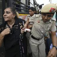 Ochránci přírody uvádí, že se jedná o nepraktický a nevědecký krok. Namísto útulků, kde podle nich není dostatek volných míst, volají po masovém očkování a sterilizaci. Některé demonstranty policie zadržela.