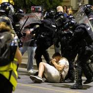 Střety začaly v úterý večer ve městě Vrbas, které leží severozápadně od hlavního města Bělehradu. Pořádková policie tam oddělila demonstranty z protichůdných táborů, kteří na sebe navzájem začali házet světlice, kamení a lahve. 