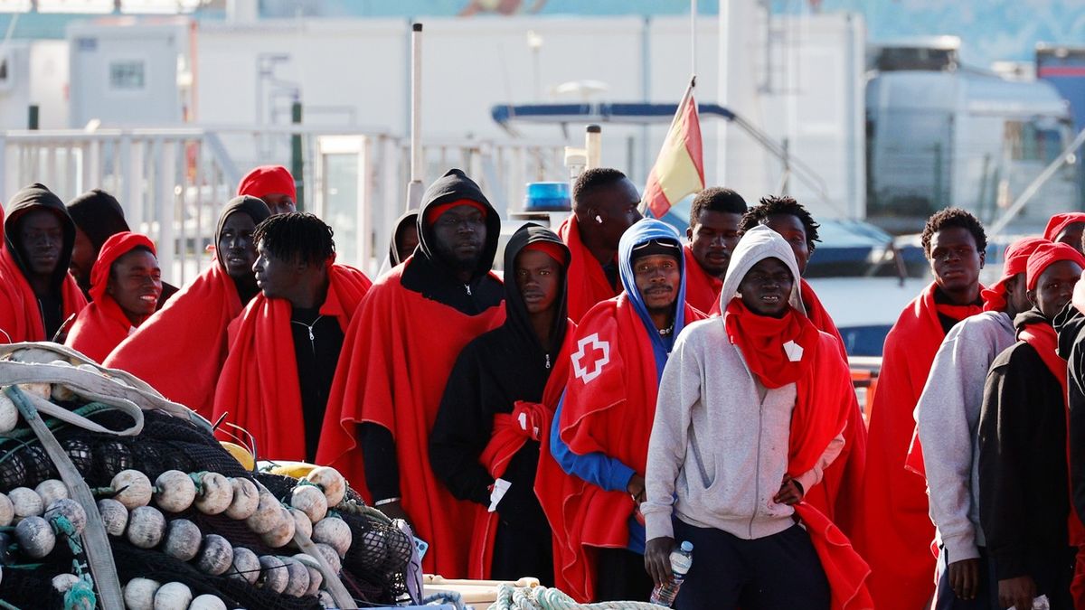 Pro část Kanářanů představují Evropané větší hrozbu než běženci z Afriky