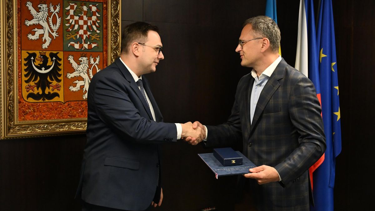 Lipavský na Ukrajině udělil medaili Za zásluhy o diplomacii exministru Kulebovi