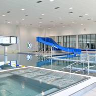 Městský bazén v Karviné najdete v části Hranice, kromě plaveckého bazénu nabízí několik atrakcí, jako je dětský bazén s klouzačkami či divoká řeka, má také wellness část.