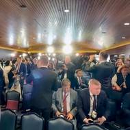 Novináři očekávali tiskovou konferenci s napětím.