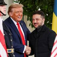 Zatímco evropské lídry vítala před Bílým domem mluvčí Karoline Leavittová, ukrajinského prezidenta přišel pozdravit Donald Trump osobně. „Miluju je,“ reagoval na dotaz, co by vzkázal občanům Ukrajiny.