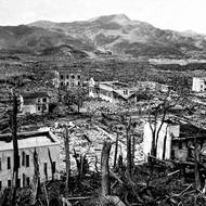 Kokuru, kde byly vojenské sklady, ale zachránilo počasí, přes oblačnost a dým nebylo nic vidět, a tak se posádka po třech marných pokusech vydala k náhradnímu cíli, za který bylo už dopředu určené Nagasaki. V tomto městě byly dva významné závody firmy Mitsubishi. (Ruiny po jaderném výbuchu v Nagasaki, 9. srpna 1945).