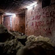 ...a zeď „ozdobil“ sprejer.