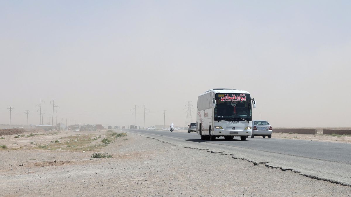 Při srážce kamionu s autobusem v Afghánistánu zahynulo 76 lidí