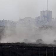 Dohoda podle agentury Reuters předpokládá 60denní příměří a propuštění deseti živých izraelských rukojmích a předání těl 18 rukojmích, kteří už jsou po smrti, a to výměnou za propuštění 200 odsouzených Palestinců a neurčeného počtu Izraelem vězněných palestinských žen a mladistvých. 