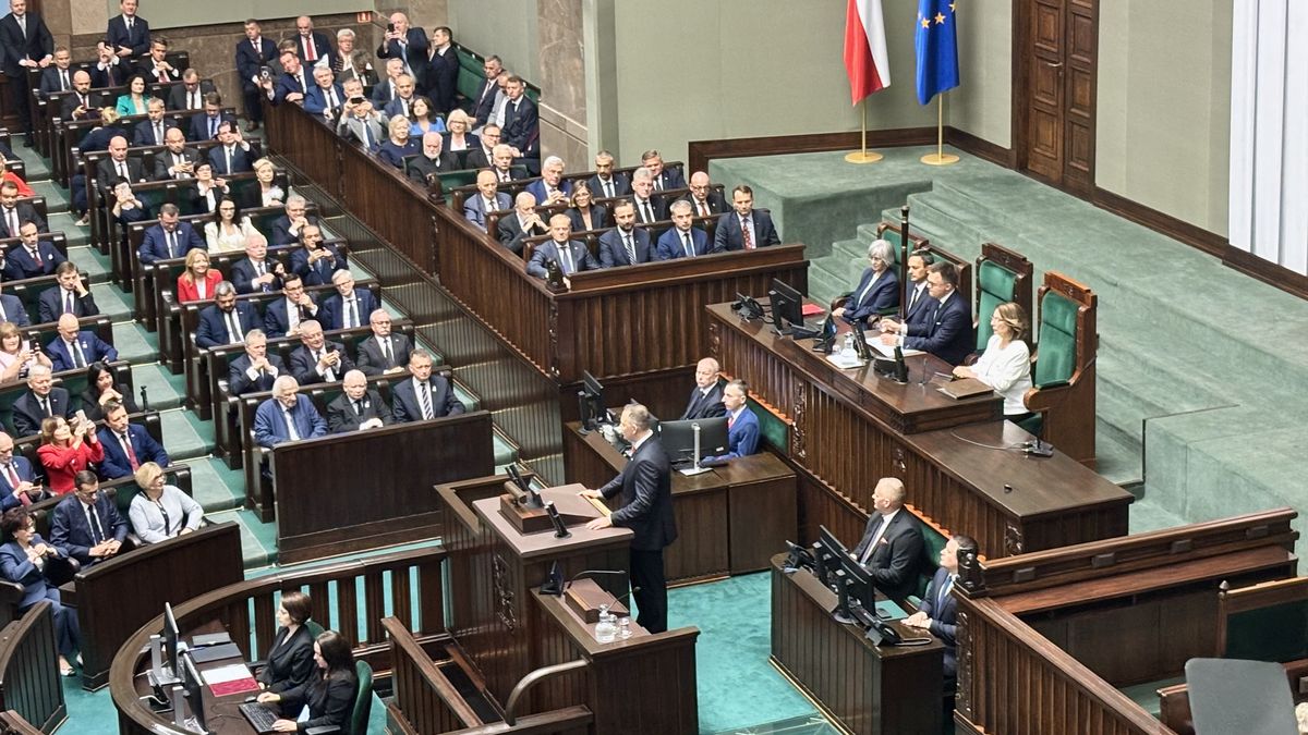 Prezident Nawrocki se chopil úřadu. Tepe do Tuska