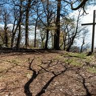 V pohoří je rozeseto mnoho křížů …