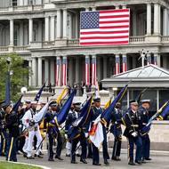 Přípravy na vítání zahraničních politiků. U příležitosti návštěvy státníků je na jižní louce Bílého domu čestná stráž.