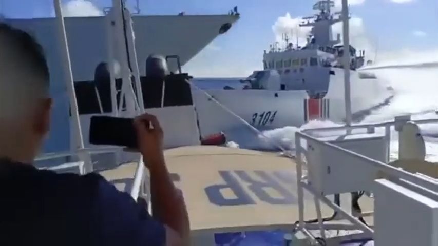 Video: Číňané pronásledovali Filipínce, srazili se s vlastní lodí