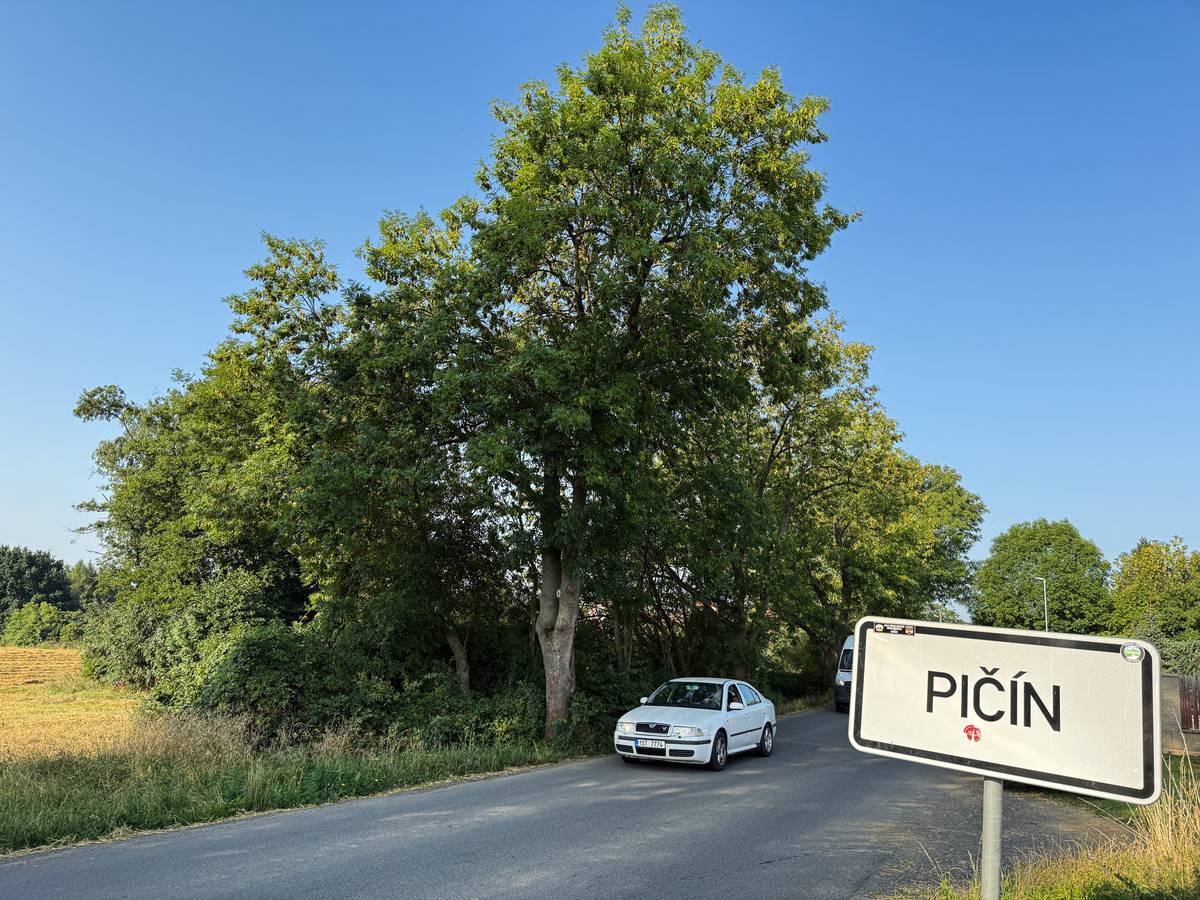 Pod kopci je pravděpodobně nejfotografovanější dopravní cedule. Více preferovaná než nedaleká Řitka.