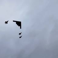 Přivítání Vladimira Putina provázel i přelet neviditelného letounu B-2, který doprovázelo několik stíhaček.