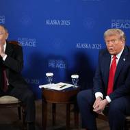 Před začátkem schůzky neodpovídali na žádné dotazy. Trumpovým cílem bylo dosažení příměří ve válce na Ukrajině, kterou Rusko před třemi a půl lety rozpoutalo.