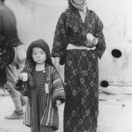 Ani po dvou jaderných bombách (více jich v tu dobu přitom Američané neměli) nebyla japonská Nejvyšší rada schopná se na kapitulaci dohodnout - a požádala proto o stanovisko samotného císaře Hirohita.
(Nagasaki, 9. srpna 1945.)