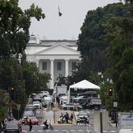 Bezpečnostní uzávěry poblíž Bílého domu ve Washingtonu.  V hlavním městě působí i příslušníci Národní gardy, které Trump povolal s odůvodněním, že je tam potřeba bojovat proti vysoké kriminalitě a bezdomovectví. 