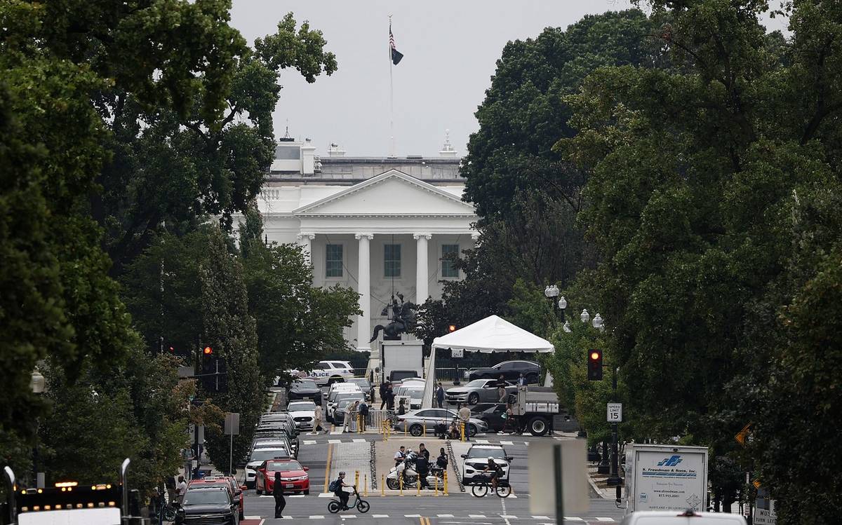 Bezpečnostní uzávěry poblíž Bílého domu ve Washingtonu.  V hlavním městě působí i příslušníci Národní gardy, které Trump povolal s odůvodněním, že je tam potřeba bojovat proti vysoké kriminalitě a bezdomovectví. 