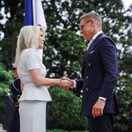 Do Bílého domu dorazil i finský prezident Alexander Stubb. Server Politico uvedl, že Stubb má dobré vztahy s Trumpem. Podle něj by mohl pomoci zabránit případným sporům mezi Trumpem a Zelenským a přesvědčit amerického prezidenta, aby do dalších jednání zapojil i Evropu.