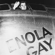 Plukovník Paul Tibbets (1915–⁠2007) mává z pilotního sedadla amerického bombardéru B-29 Superfortress. Letadlo Enola Gay poté vzlétlo ze základny Tinian v západním Pacifiku a svrhlo atomovou pumu na město Hirošima. Sám Tibbets později patřil k velkým zastáncům provedení útoku. „Měli jsme city, ale museli jsme je potlačit. Věděli jsme, že to zabije lidi vpravo i vlevo. Ale hnal mě zájem provést nejlepší práci, jakou jsem mohl, abychom to zabíjení ukončili tak rychle, jak to jen jde,“ řekl v jednom z rozhovorů.