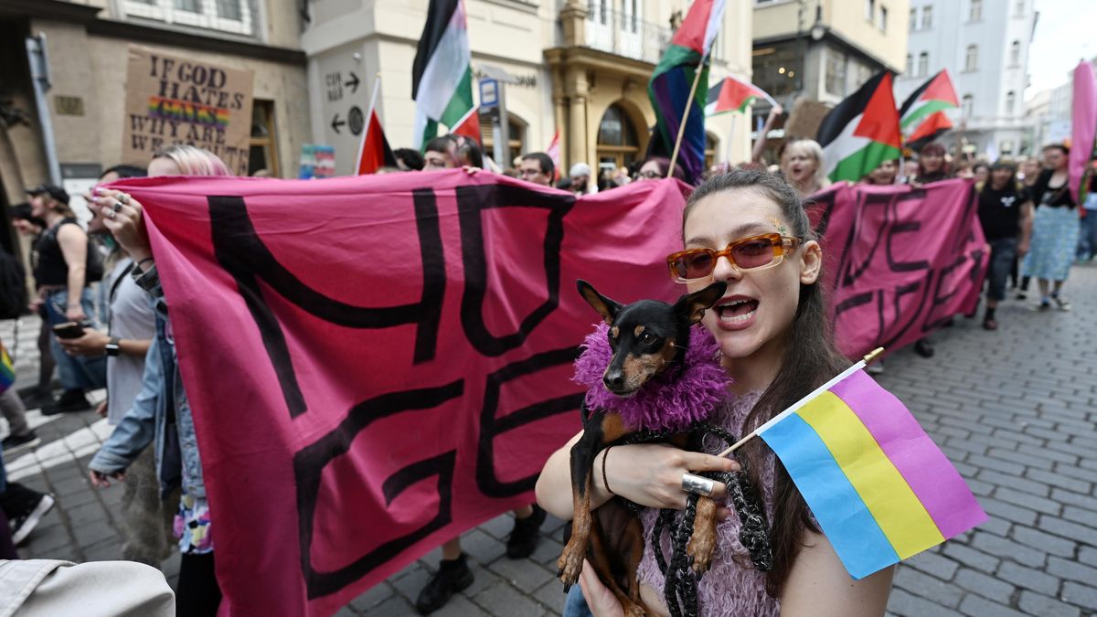 Prahou se vine duhový průvod. Začal Prague Pride