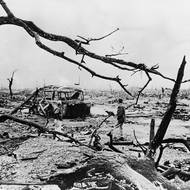 Díky ohromující záři, jež explozi atomové bomby provázela, také získala hrozivá zbraň v japonštině své jméno - pikadon, jež doslova znamená záblesk-bum. Vedle jasného světla ale Chlapeček způsobil hlavně mohutnou a ničivou tlakovou vlnu, provázenou spalujícím žárem. (Snímek Hirošimy po výbuchu.)