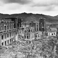 A dodnes se vedou spory o to, jaký vliv mělo jaderné bombardování, které si vyžádalo statisíce životů, na japonské rozhodnutí kapitulovat. 