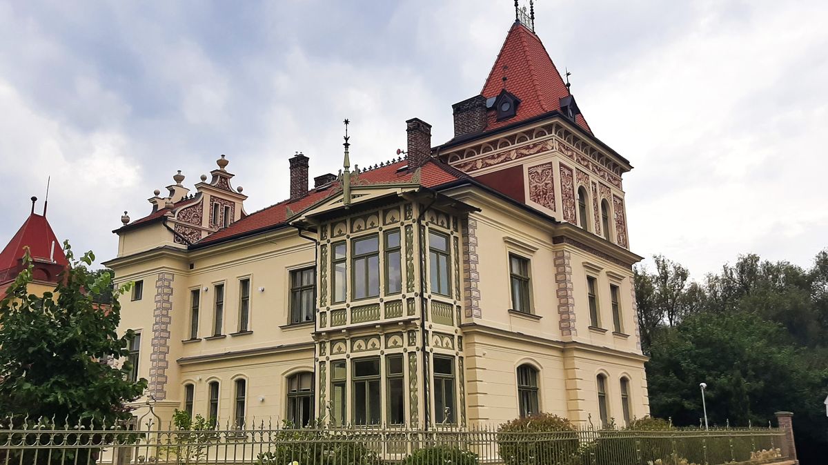 Hradby nahradila čtvrť vil. Některé jsou tak okázalé, že majitele zruinovaly